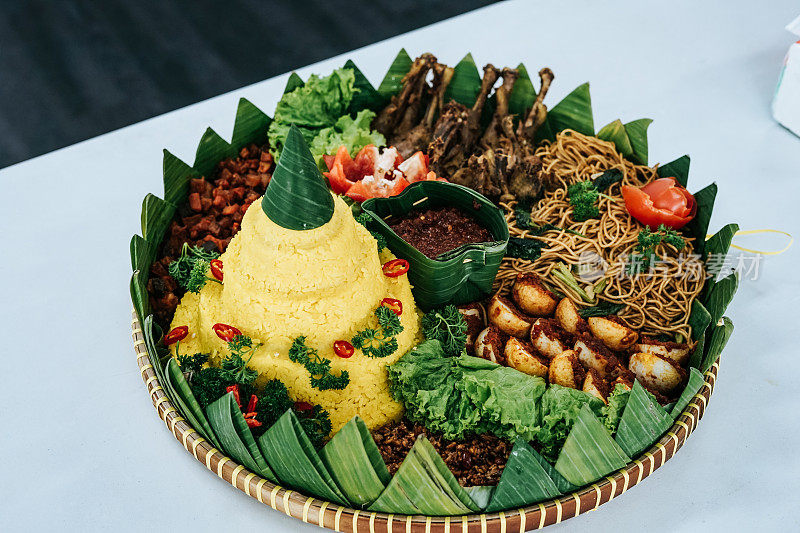 Tumpeng Rice或Yellow Rice或Nasi Kuning或Nasi Lemak